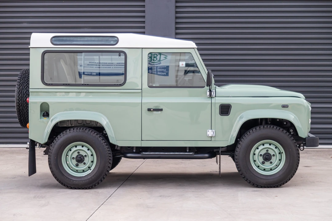 2015 Land Rover Defender 90 - Image 5 of 31