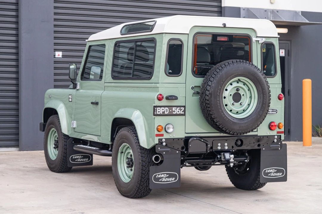 2015 Land Rover Defender 90 - Image 8 of 31