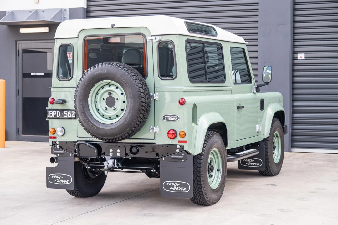 2015 Land Rover Defender 90 - Image 6 of 31