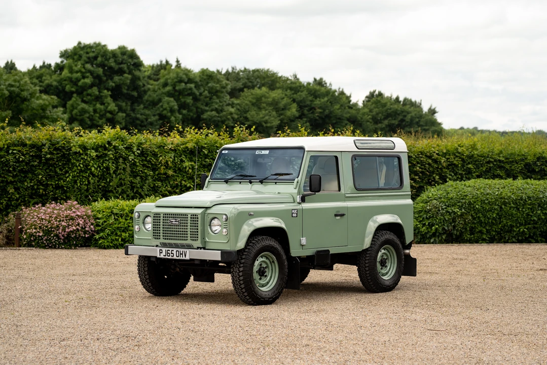 2015 Land Rover Defender 90 - Image 11 of 31