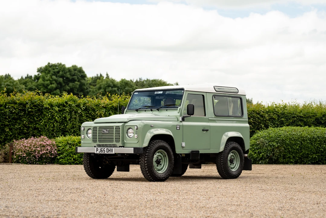2015 Land Rover Defender 90 - Image 3 of 31