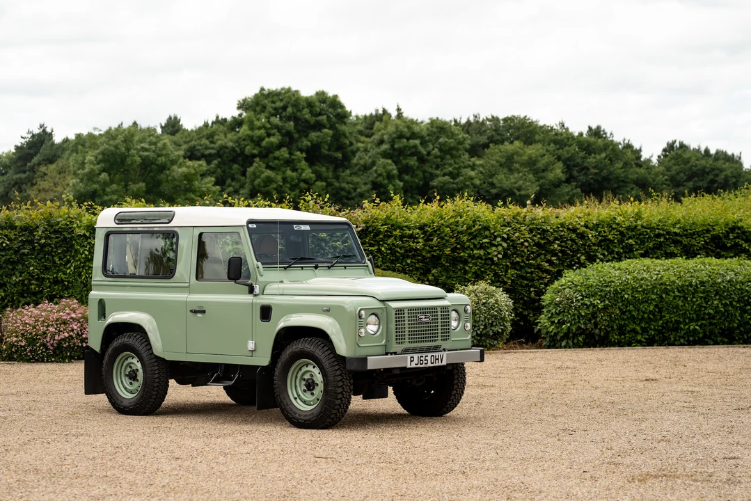 2015 Land Rover Defender 90 - Image 5 of 31