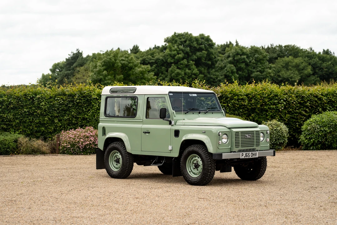 2015 Land Rover Defender 90 - Image 13 of 31