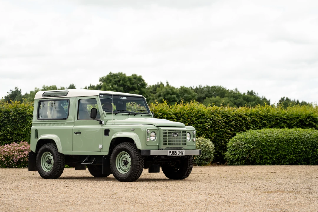 2015 Land Rover Defender 90 - Image 17 of 31