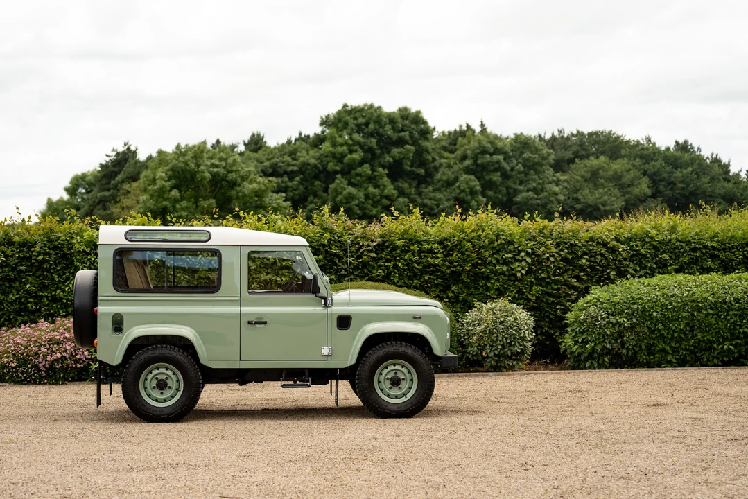 2015 Land Rover Defender 90 - Image 19 of 31