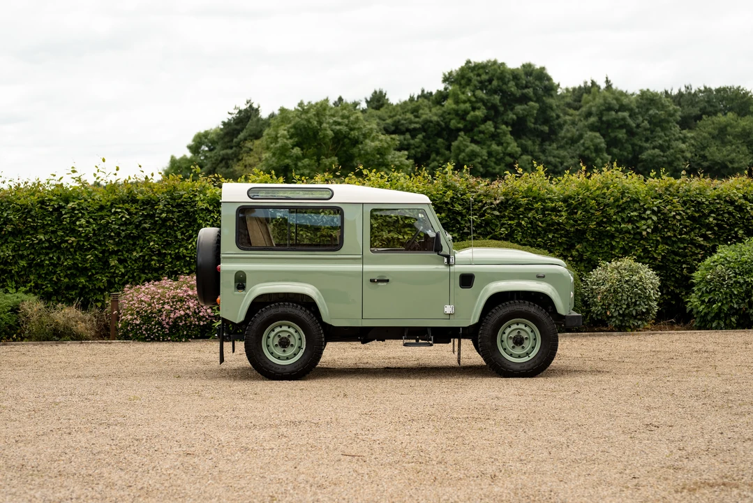 2015 Land Rover Defender 90 - Image 6 of 31