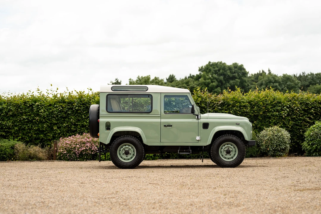 2015 Land Rover Defender 90 - Image 14 of 31