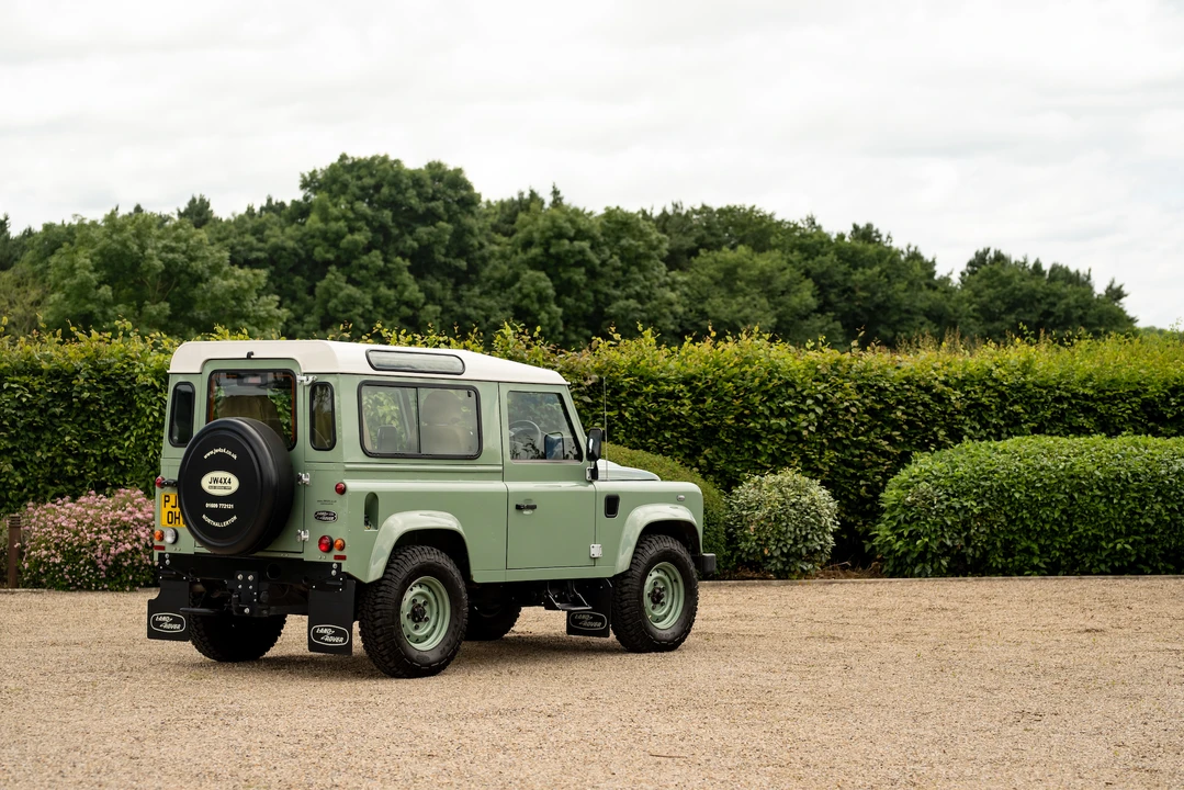 2015 Land Rover Defender 90 - Image 7 of 31