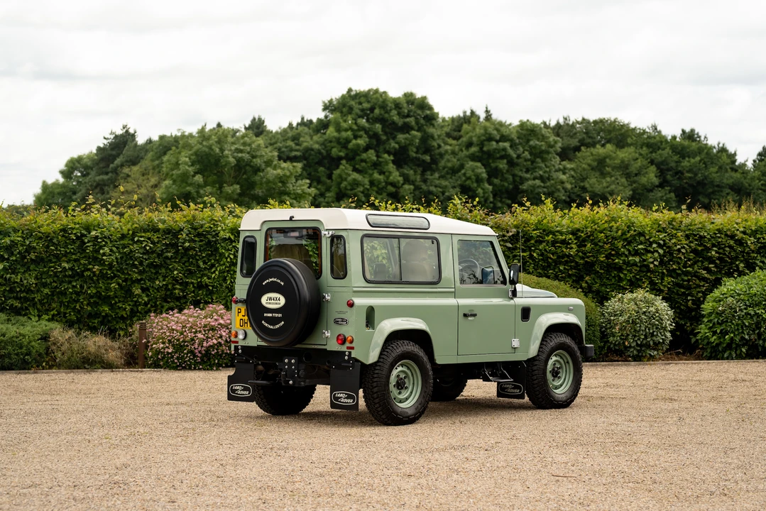 2015 Land Rover Defender 90 - Image 15 of 31