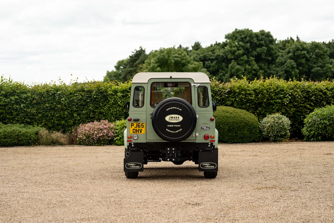 2015 Land Rover Defender 90 - Image 16 of 31