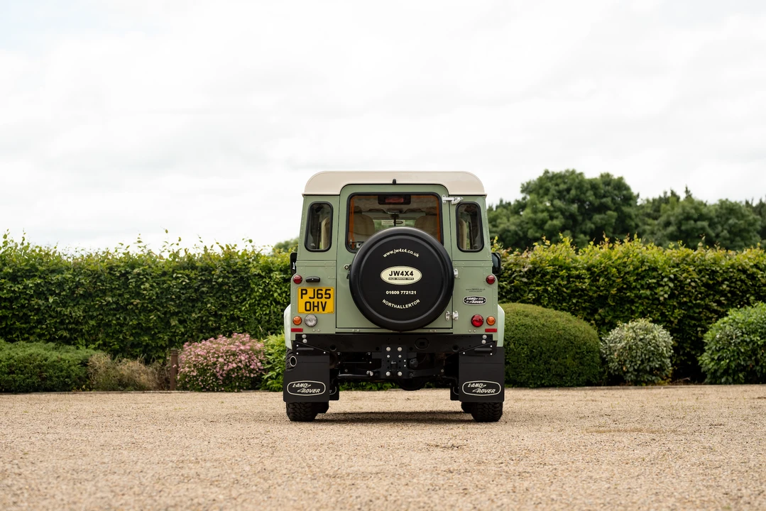 2015 Land Rover Defender 90 - Image 8 of 31