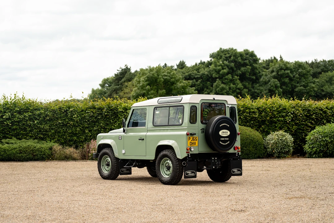 2015 Land Rover Defender 90 - Image 23 of 31