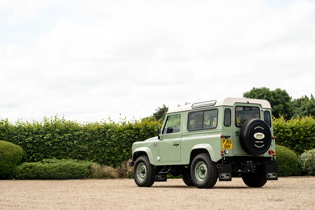 2015 Land Rover Defender 90 - Image 24 of 31