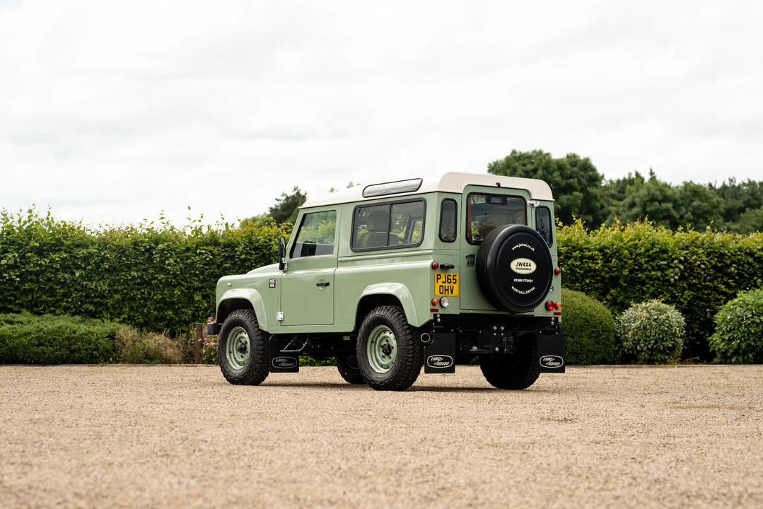 2015 Land Rover Defender 90 - Image 25 of 31
