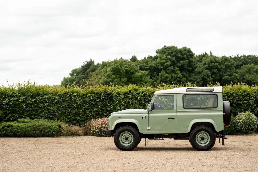 2015 Land Rover Defender 90 - Image 10 of 31