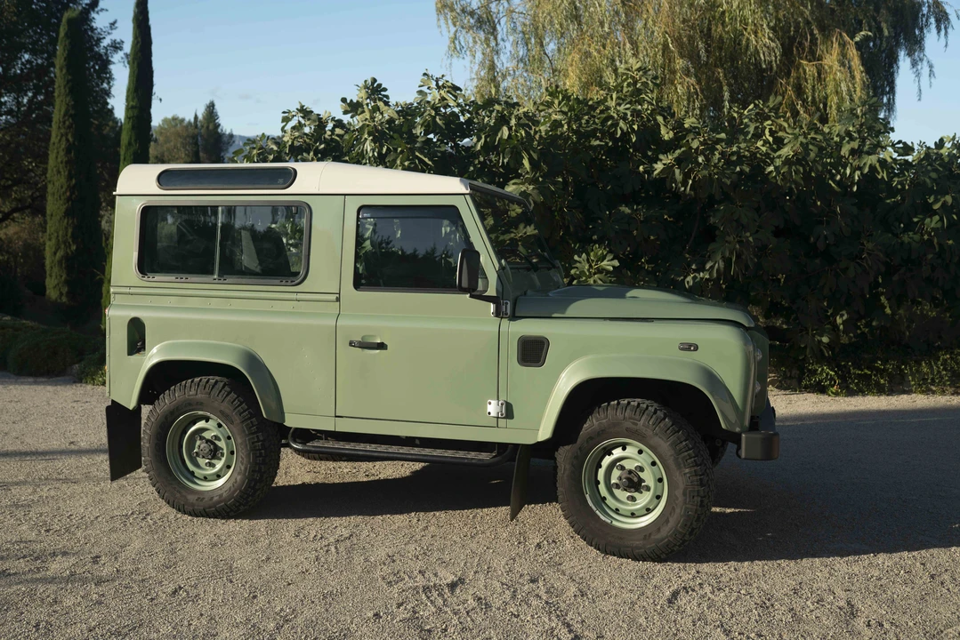 2015 Land Rover Defender 90 - Image 14 of 31