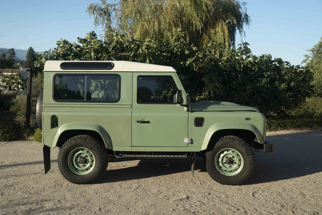2015 Land Rover Defender 90 - Image 5 of 31