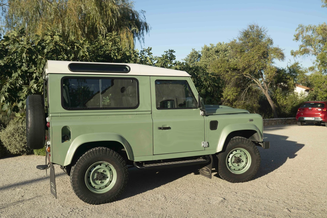 2015 Land Rover Defender 90 - Image 15 of 31