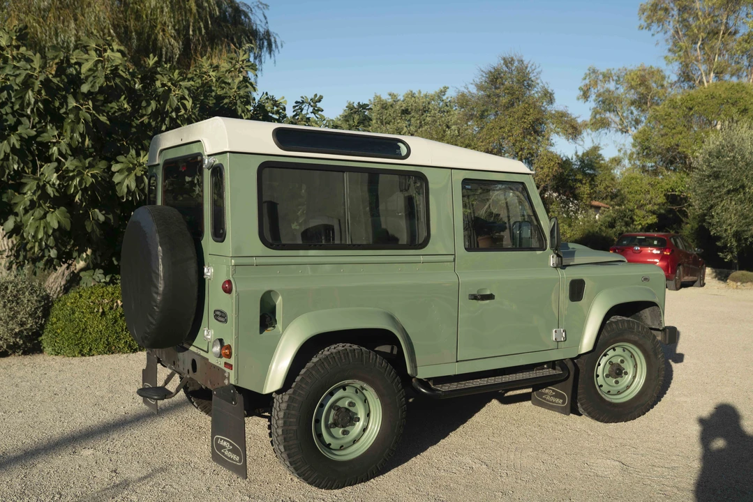 2015 Land Rover Defender 90 - Image 6 of 31