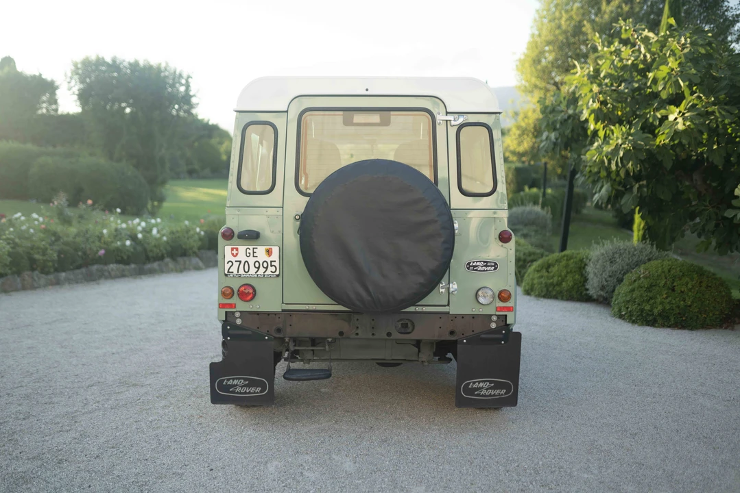 2015 Land Rover Defender 90 - Image 16 of 31