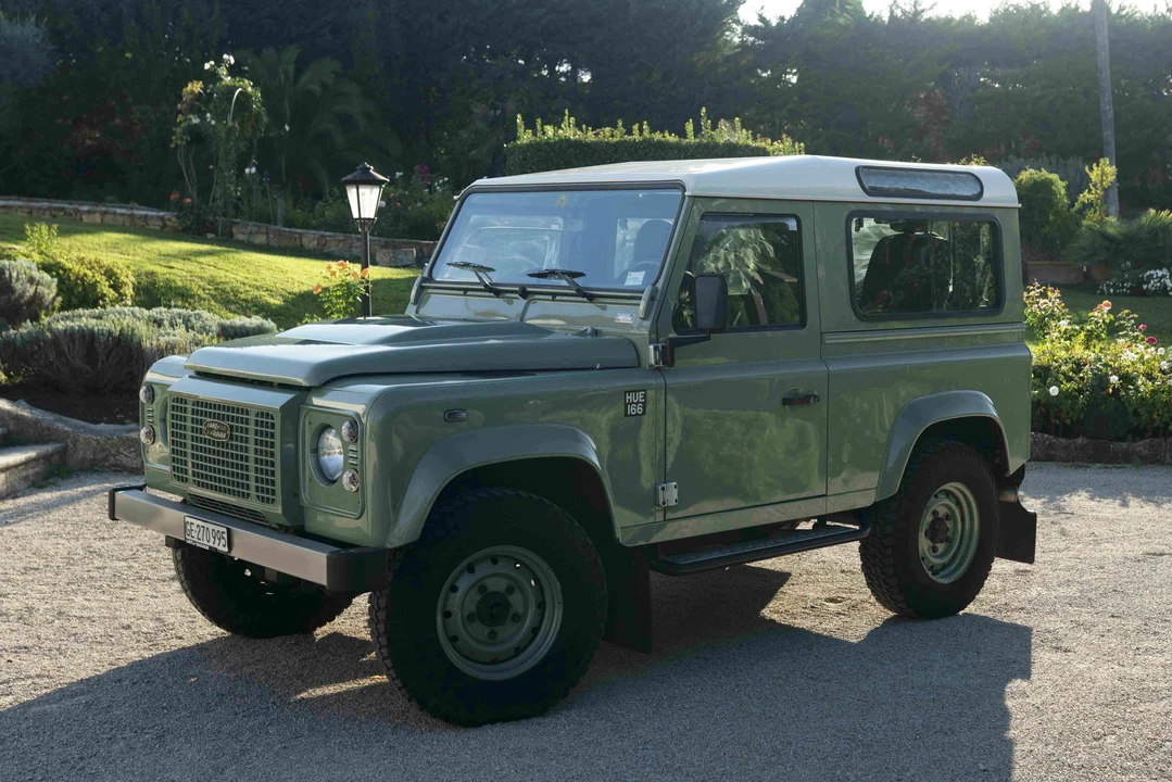 2015 Land Rover Defender 90 - Image 2 of 31