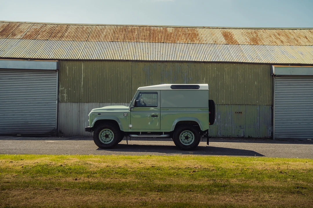 2015 Land Rover Defender 90 - Image 5 of 31