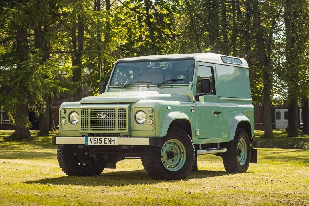 2015 Land Rover Defender 90 - Image 2 of 31