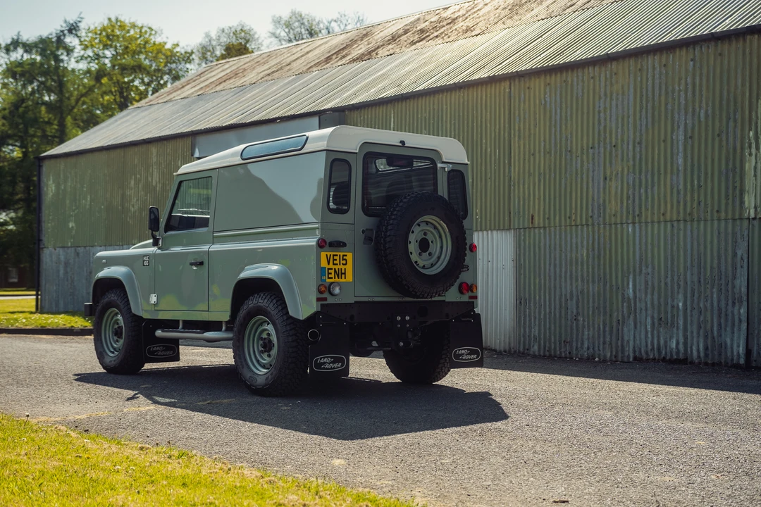 2015 Land Rover Defender 90 - Image 6 of 31