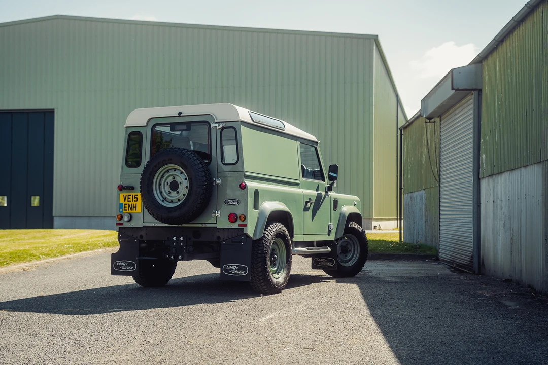 2015 Land Rover Defender 90 - Image 14 of 31