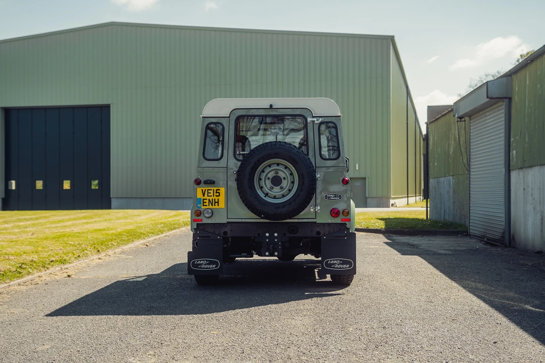 2015 Land Rover Defender 90 - Image 15 of 31