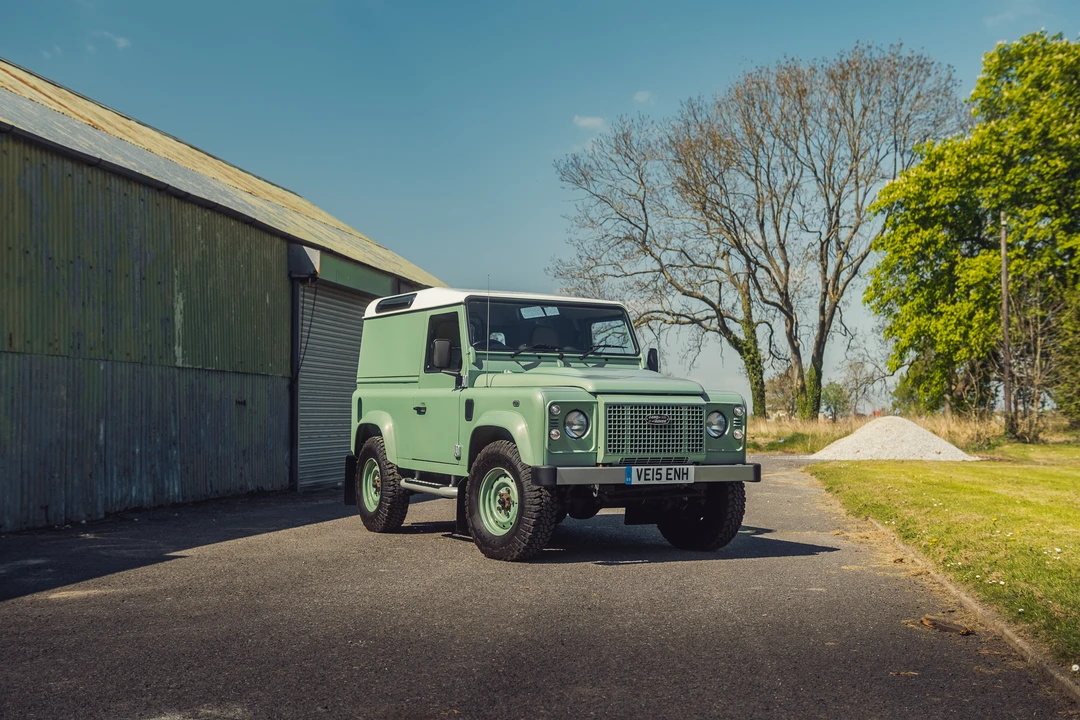 2015 Land Rover Defender 90 - Image 10 of 31