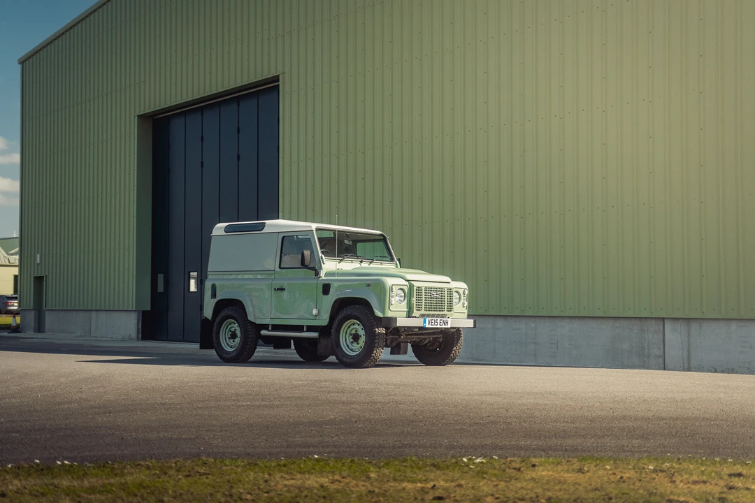 2015 Land Rover Defender 90 - Image 17 of 31
