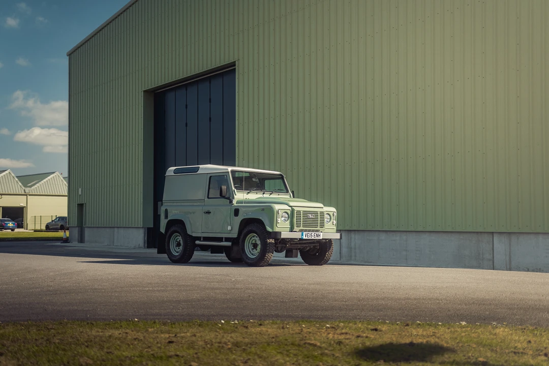2015 Land Rover Defender 90 - Image 13 of 31