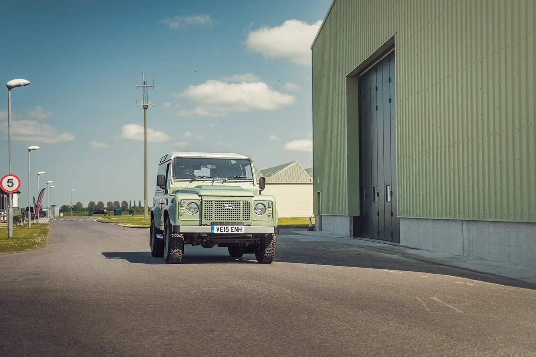 2015 Land Rover Defender 90 - Image 18 of 31