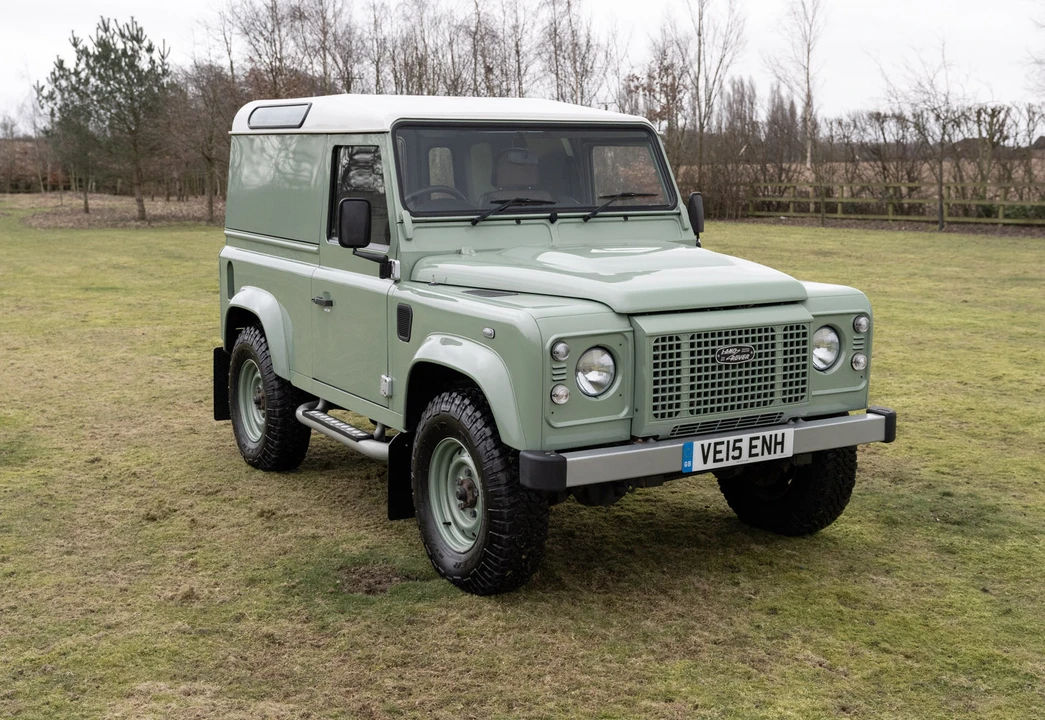 2015 Land Rover Defender 90 - Image 2 of 31