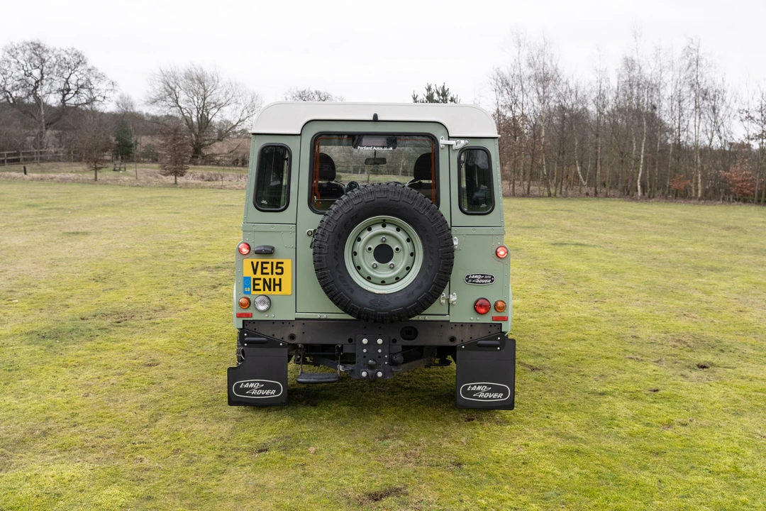 2015 Land Rover Defender 90 - Image 13 of 31