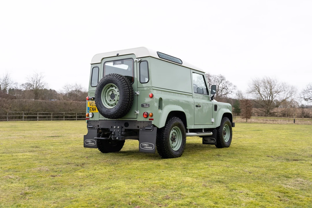 2015 Land Rover Defender 90 - Image 16 of 31