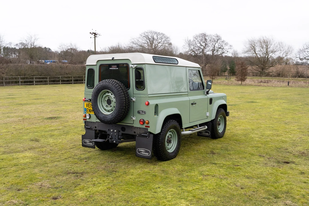 2015 Land Rover Defender 90 - Image 15 of 31