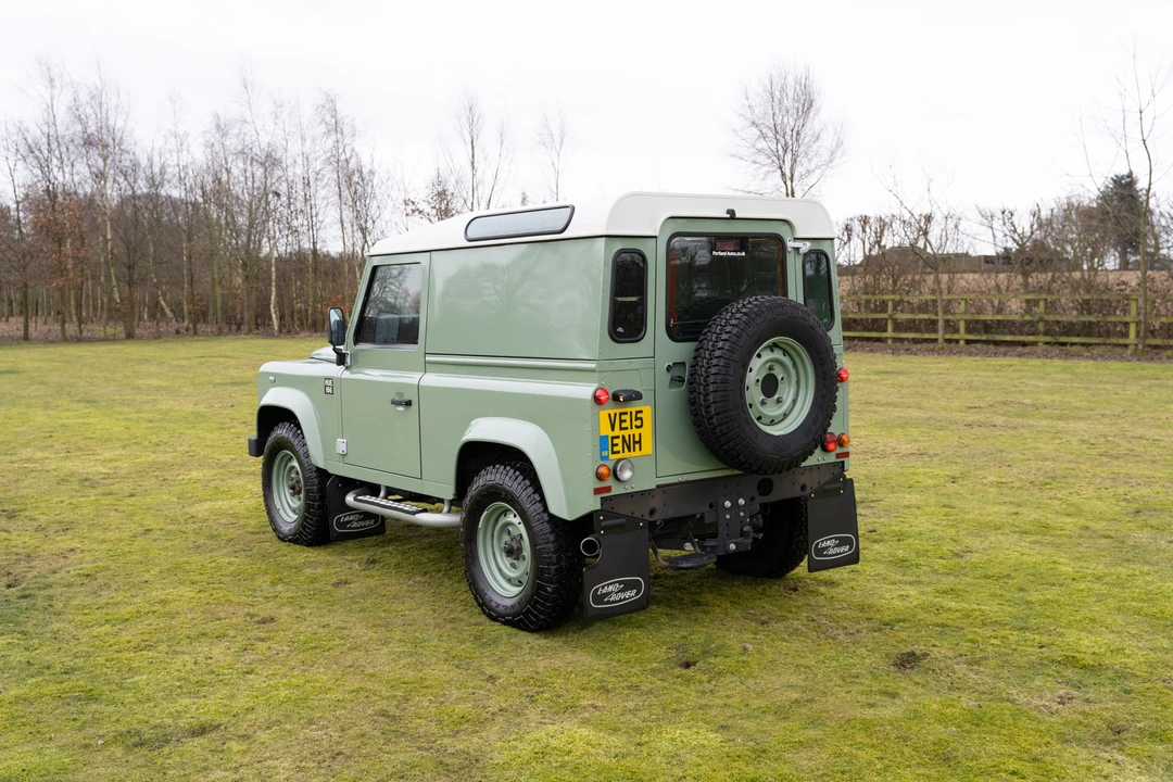 2015 Land Rover Defender 90 - Image 11 of 31