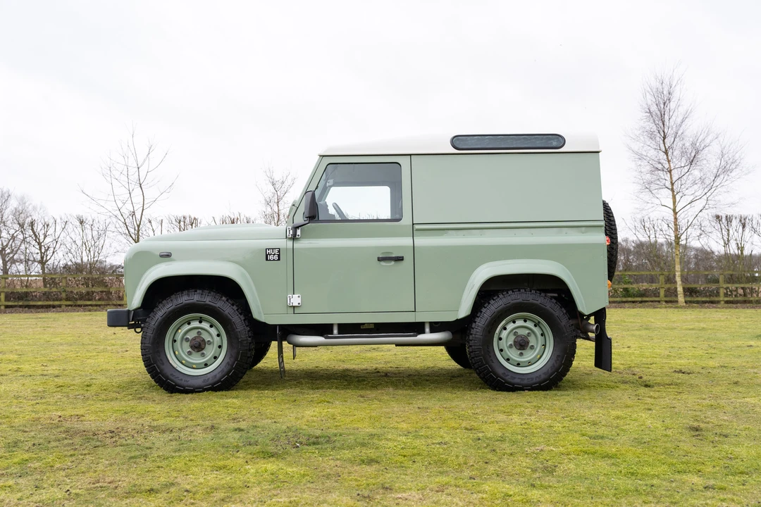 2015 Land Rover Defender 90 - Image 10 of 31