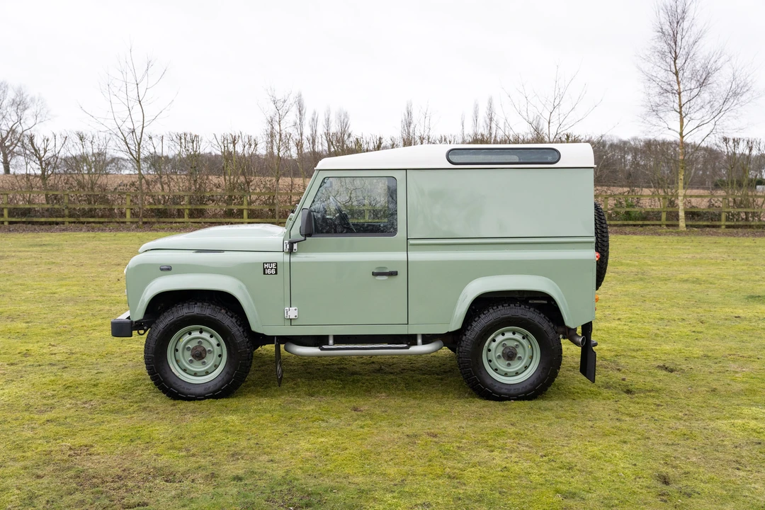 2015 Land Rover Defender 90 - Image 9 of 31