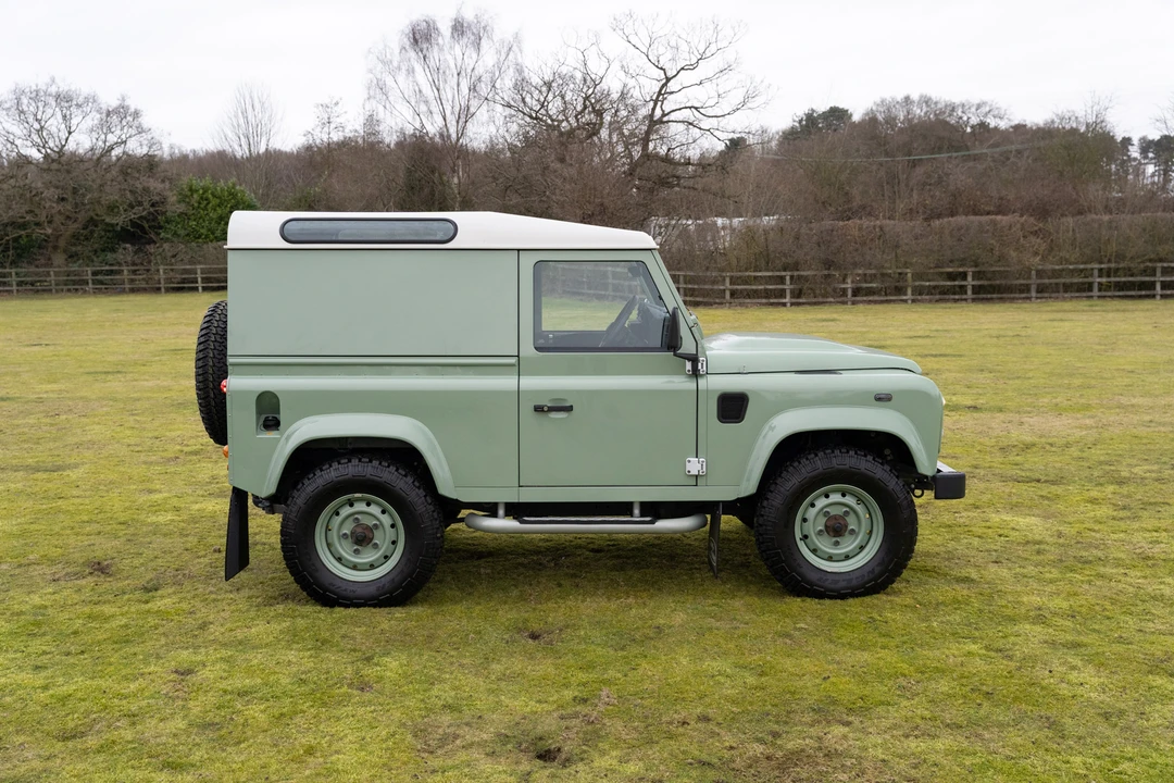 2015 Land Rover Defender 90 - Image 17 of 31