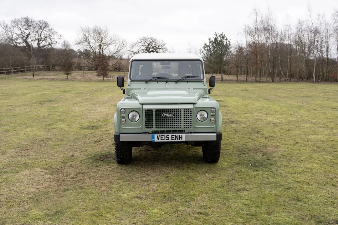 2015 Land Rover Defender 90 - Image 5 of 31