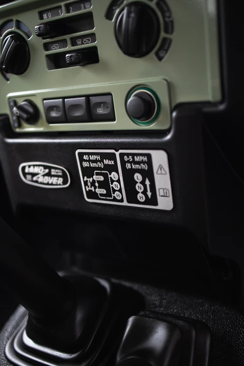 2015 Land Rover Defender 90 - Image 5 of 31