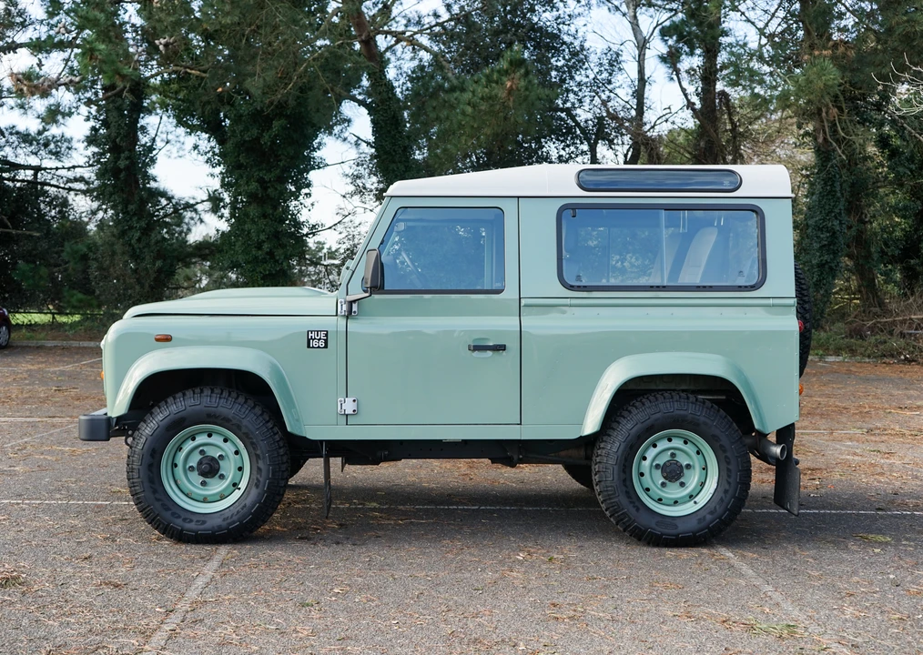 2015 Land Rover Defender 90 - Image 8 of 31