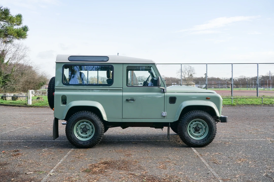 2015 Land Rover Defender 90 - Image 15 of 31