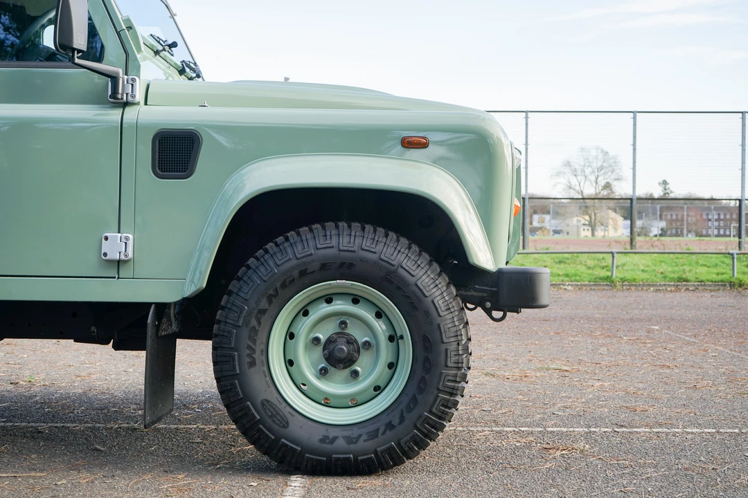 2015 Land Rover Defender 90 - Image 16 of 31