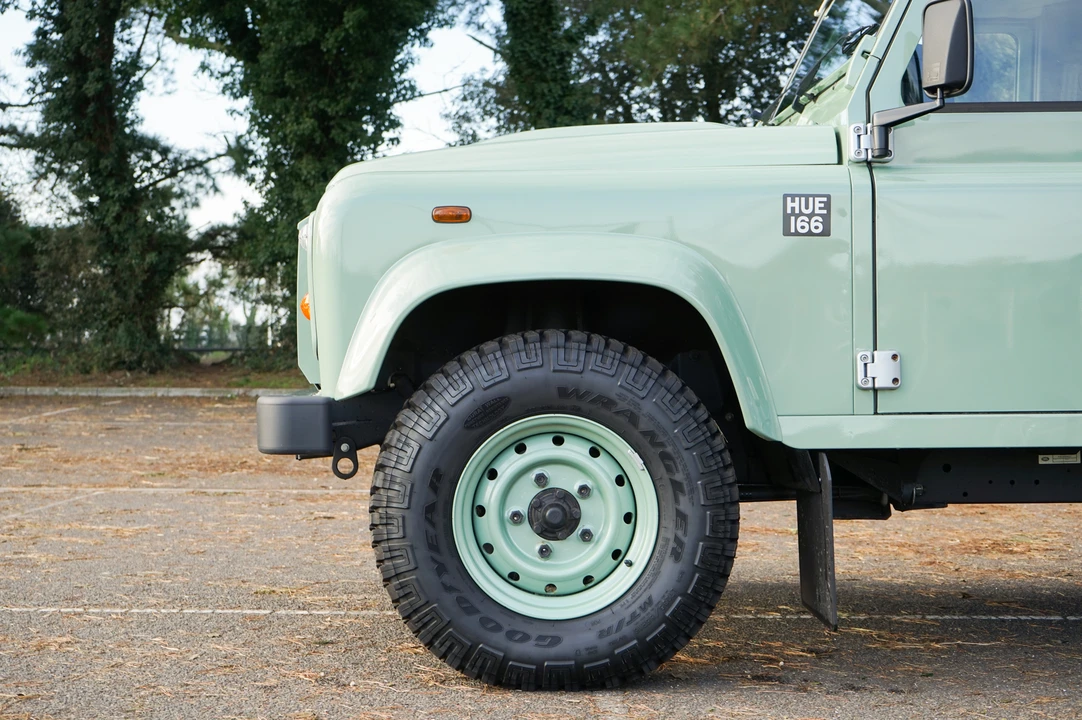 2015 Land Rover Defender 90 - Image 17 of 31