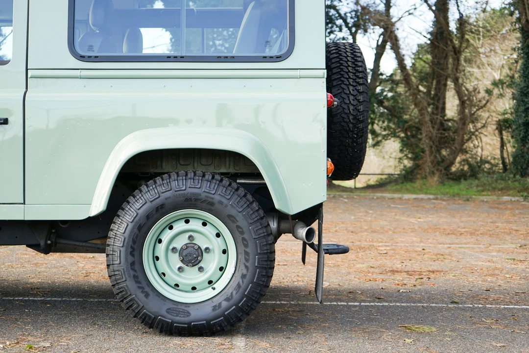 2015 Land Rover Defender 90 - Image 18 of 31