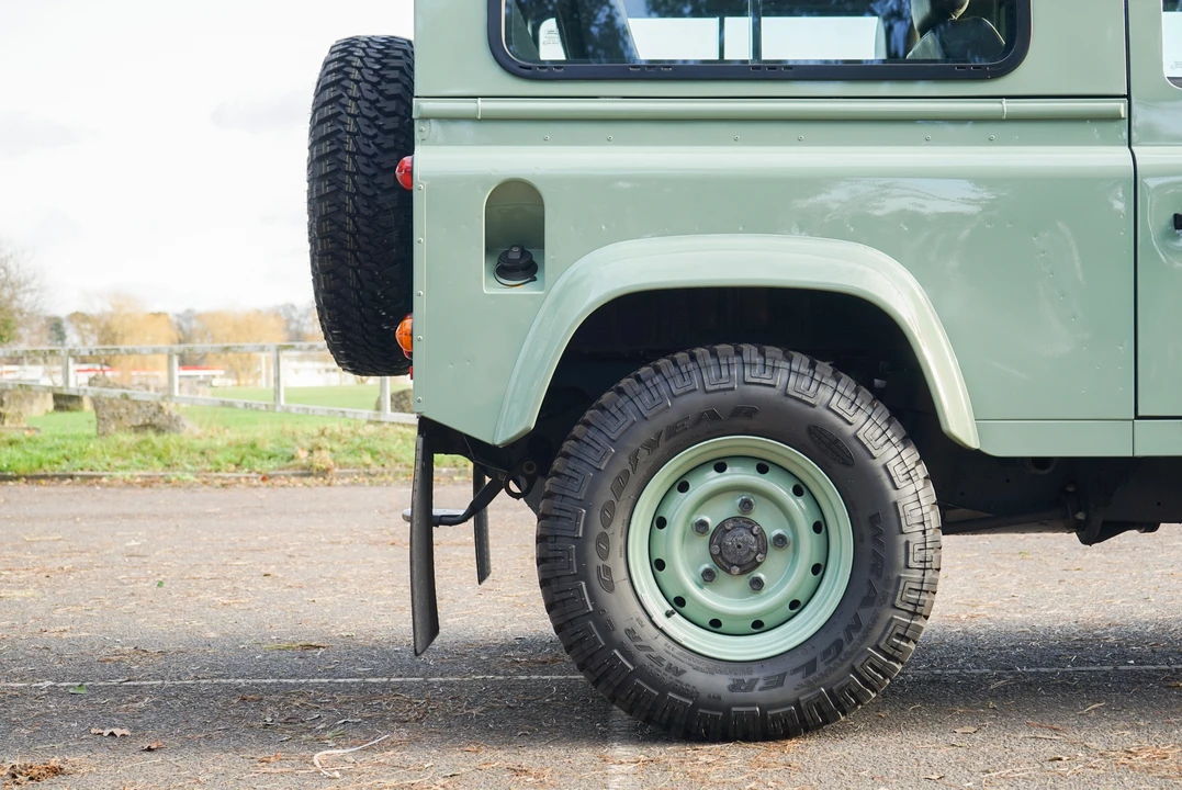 2015 Land Rover Defender 90 - Image 19 of 31